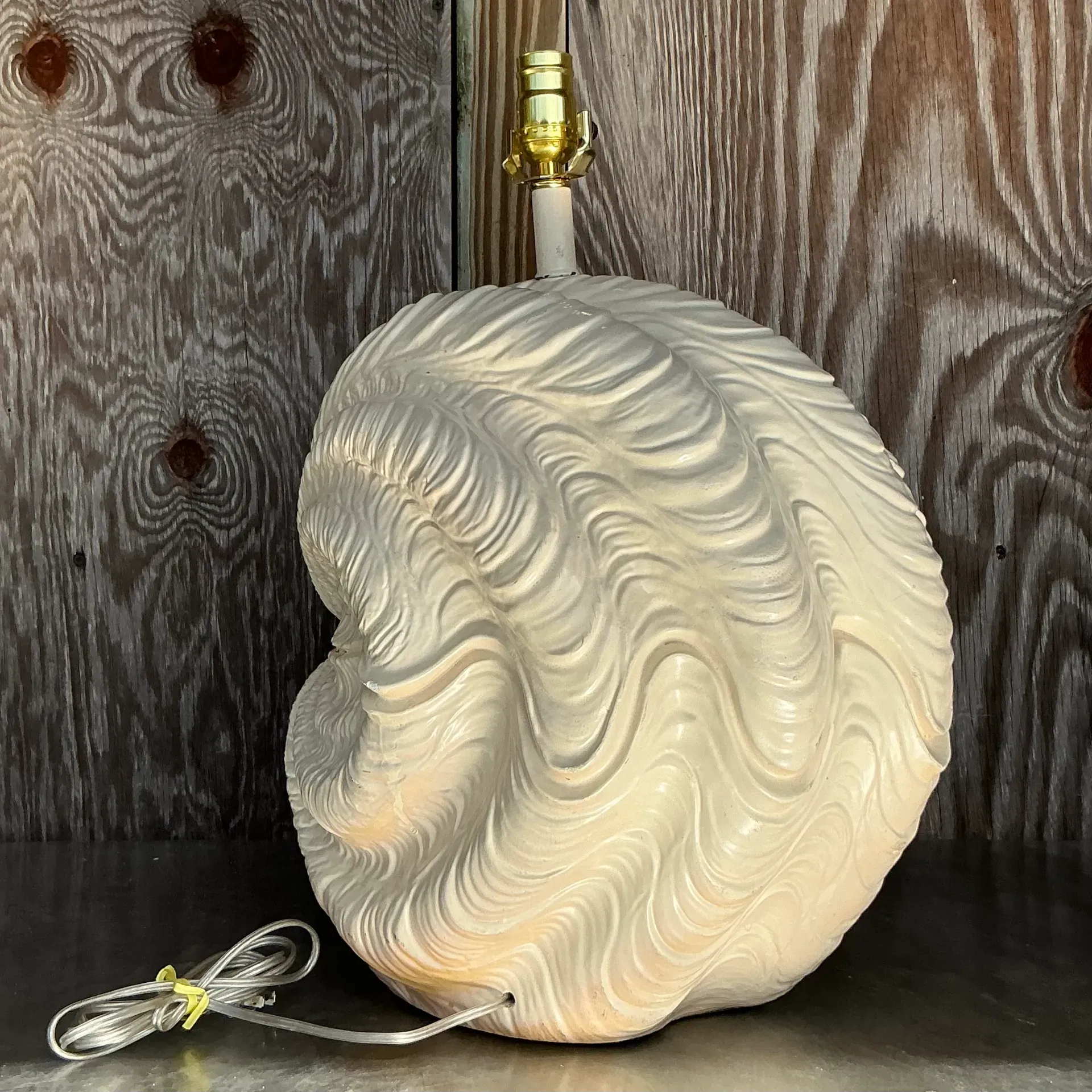 Vintage Coastal Plaster Clamshell Lamp — additional photo 2