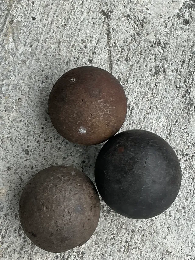 Vintage Boho Solid Iron Cannonballs - Set Of Three — additional photo 4