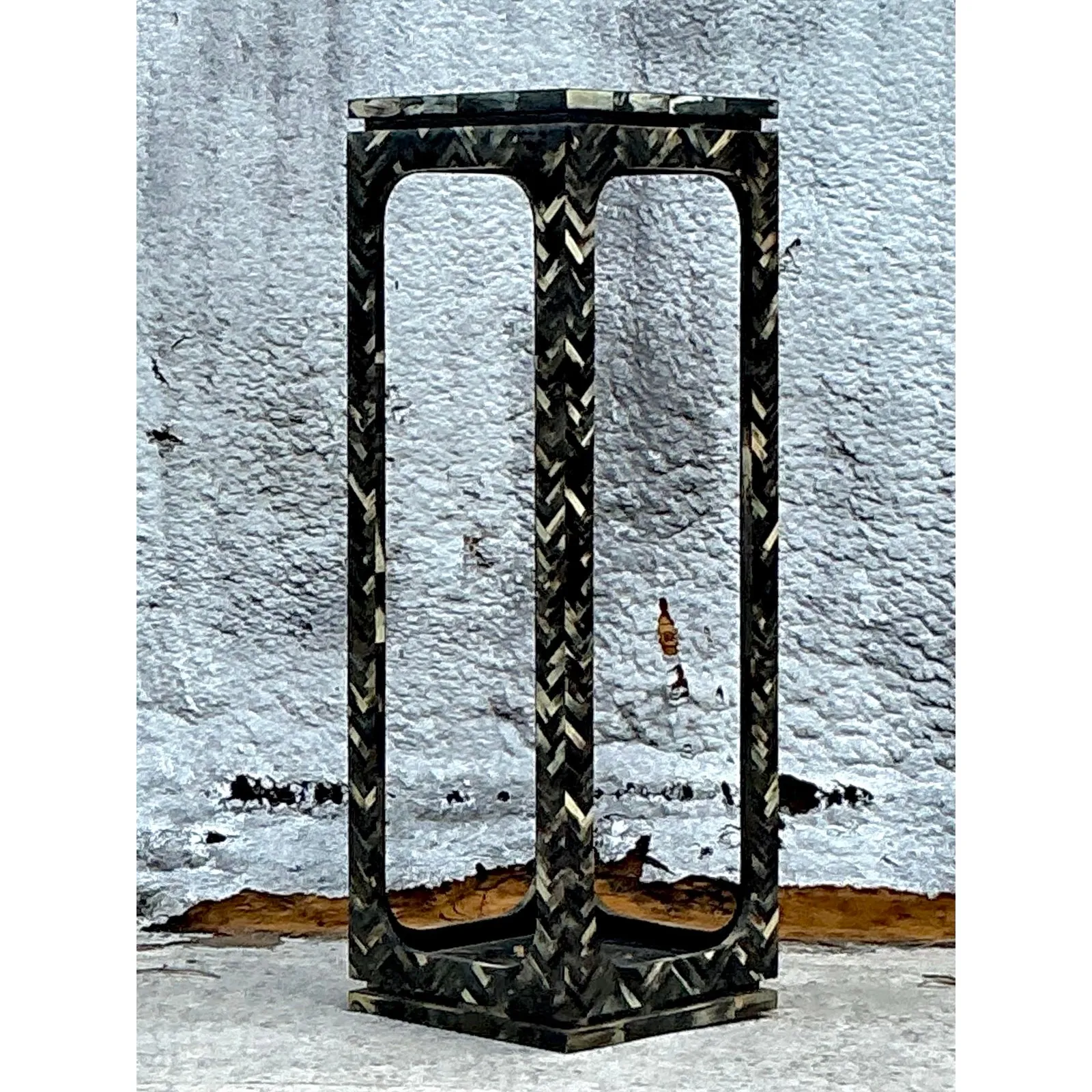 Vintage Coastal Tessellated Horn Pedestal — additional photo 3