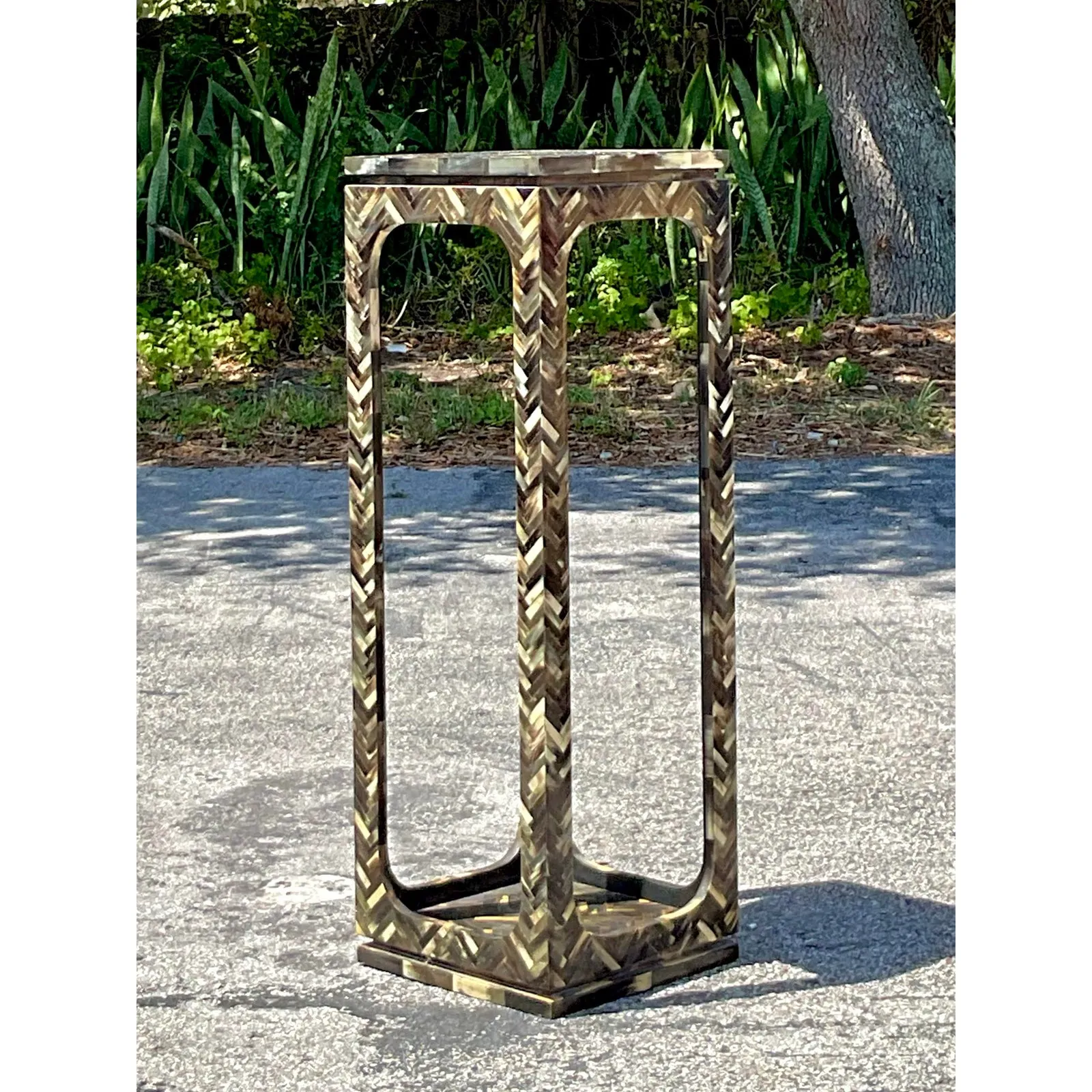 Vintage Coastal Tessellated Horn Pedestal — additional photo 7