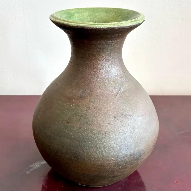 Vintage Boho Bulbous Earth Toned Vase With Matte Finish — additional photo 2