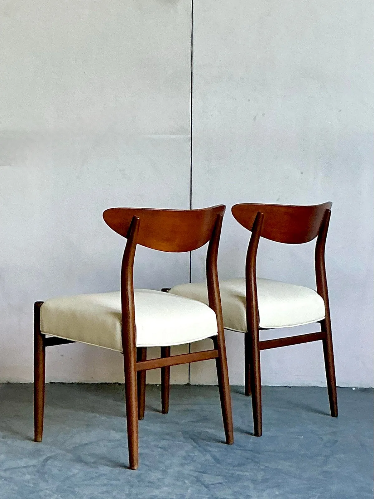 Vintage Mid-Century Modern Blade Back Dining Chairs - A Pair — additional photo 3