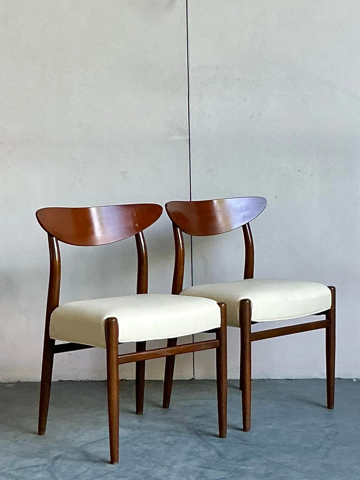 Vintage Mid-Century Modern Blade Back Dining Chairs - A Pair — additional photo 2