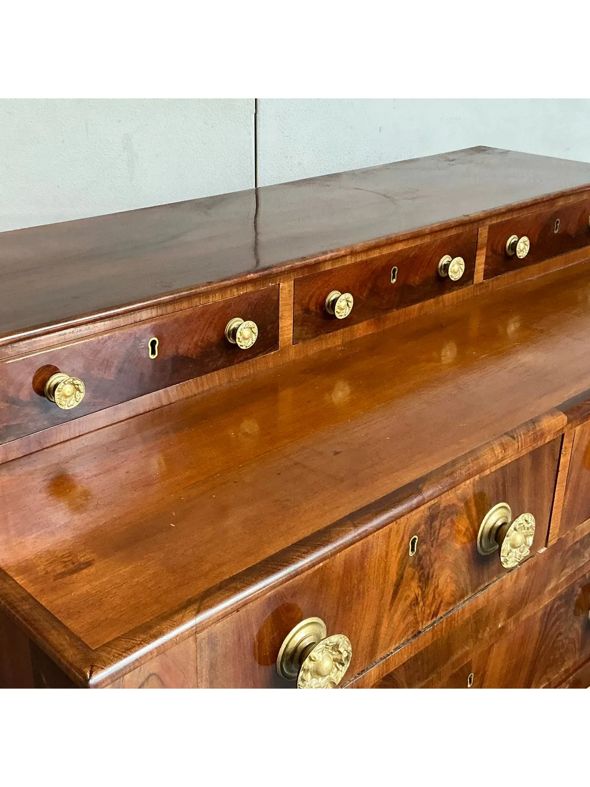 Vintage Federal Flame Mahogany Chest of Drawers — additional photo 3