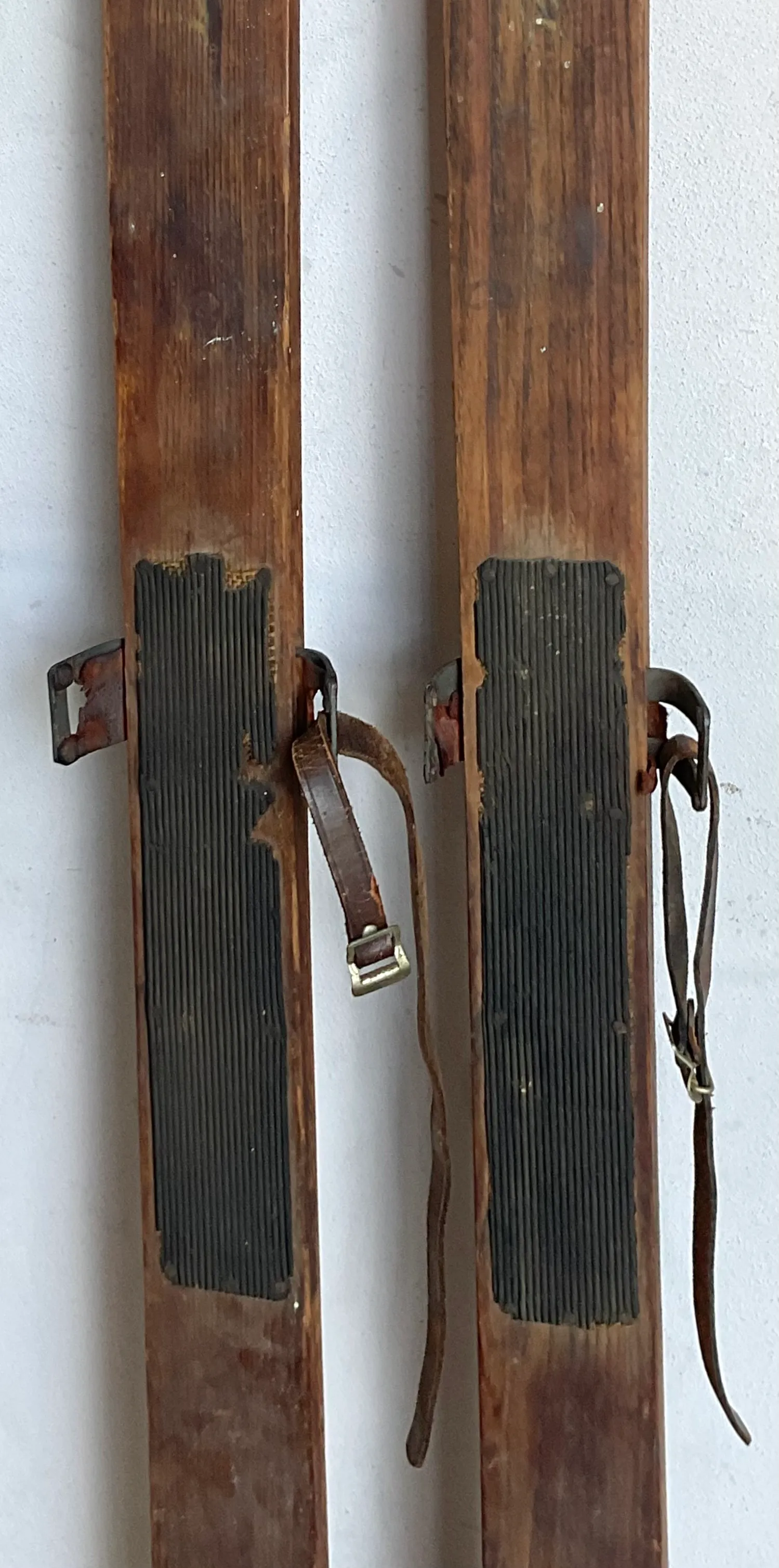 Vintage Boho Spaulding And Bros 1890s Wooden Skis - Set Of 2 — additional photo 1