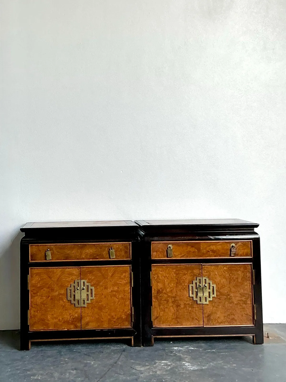 Vintage Asian Century Chin Hua Nightstands - A Pair — additional photo 3