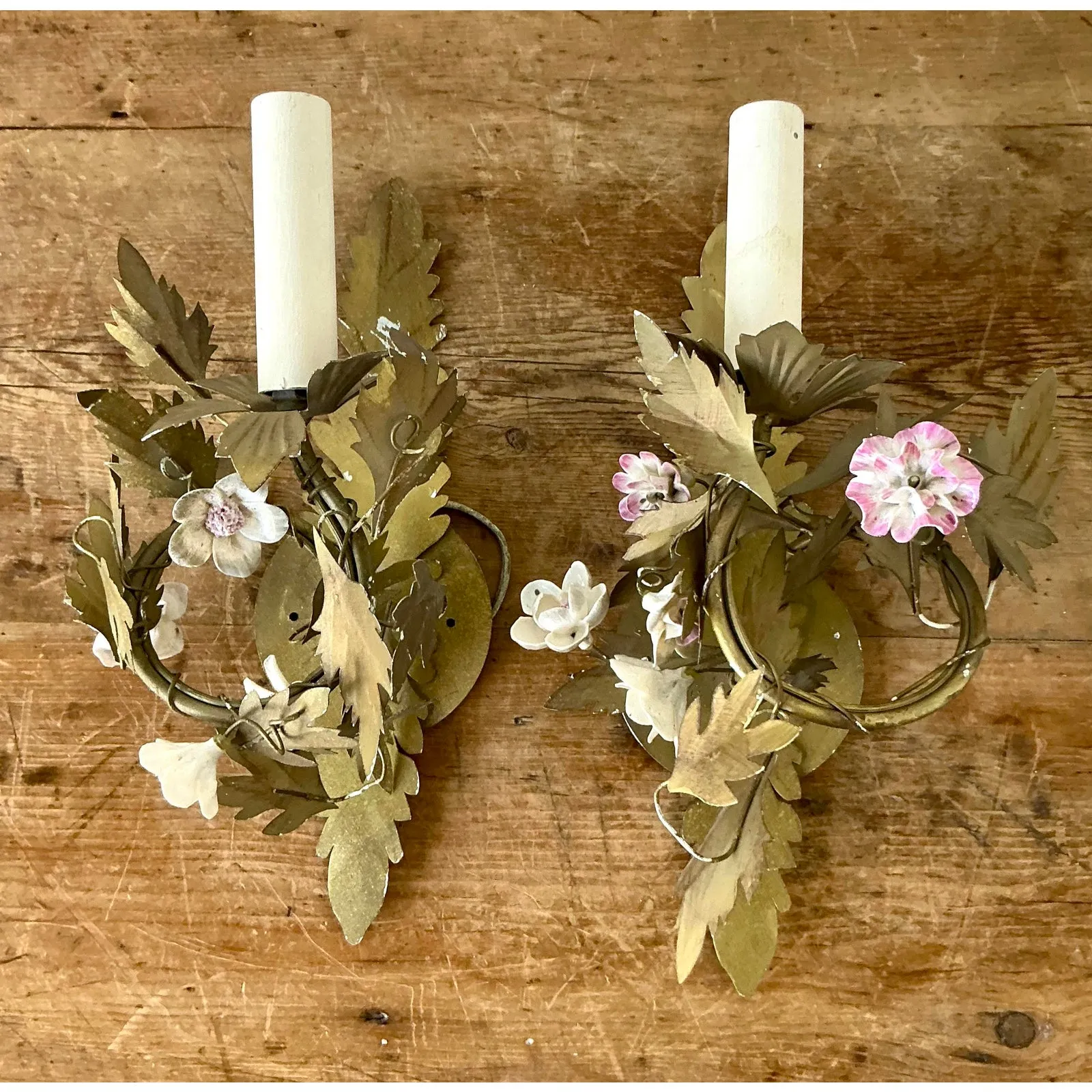 Vintage Regency Ceramic Flower Light Sconce - A Pair — additional photo 3