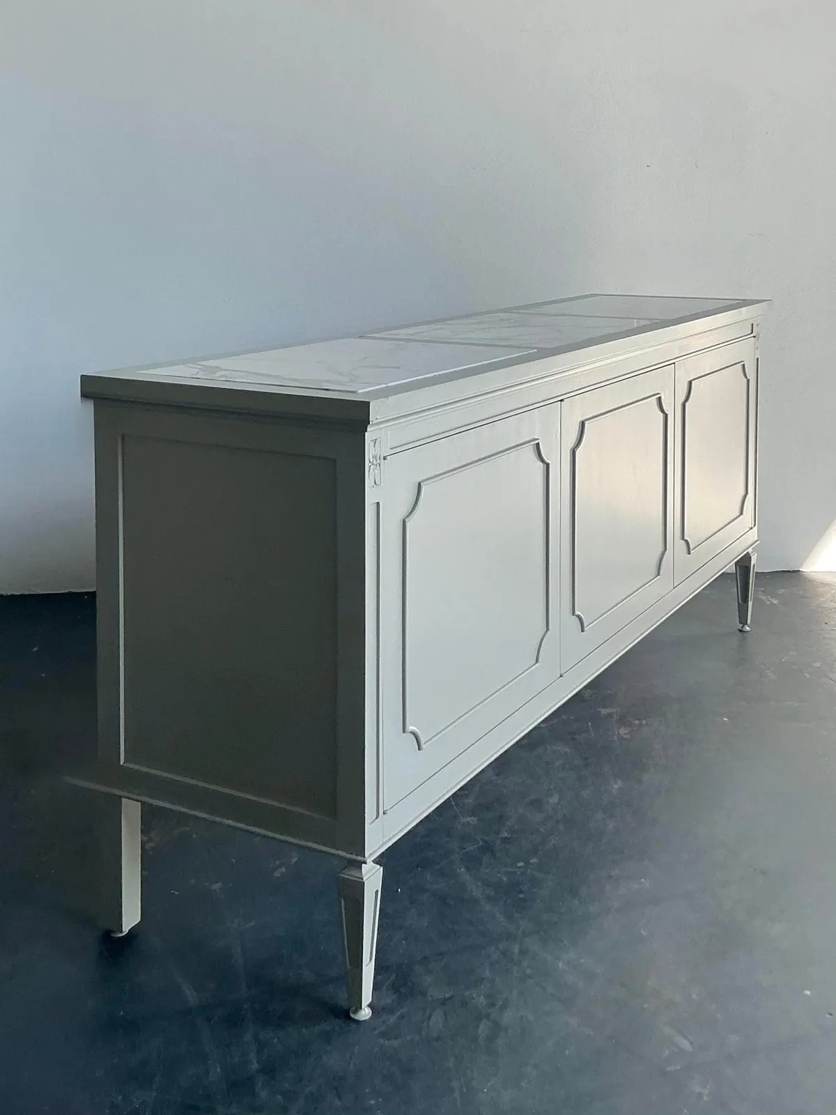 Vintage Regency Notched Millwork Marble Top Credenza — additional photo 6