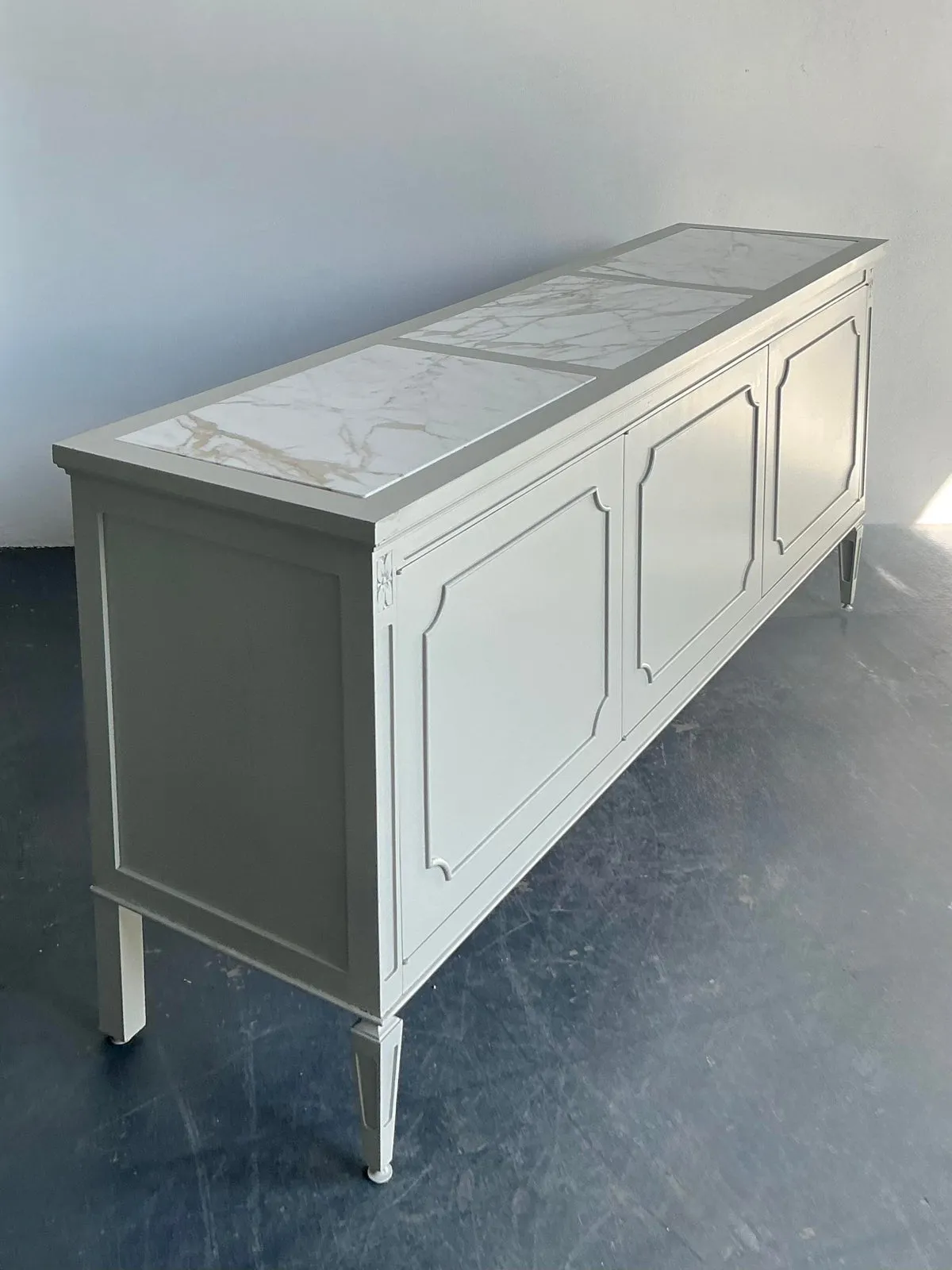 Vintage Regency Notched Millwork Marble Top Credenza — additional photo 7