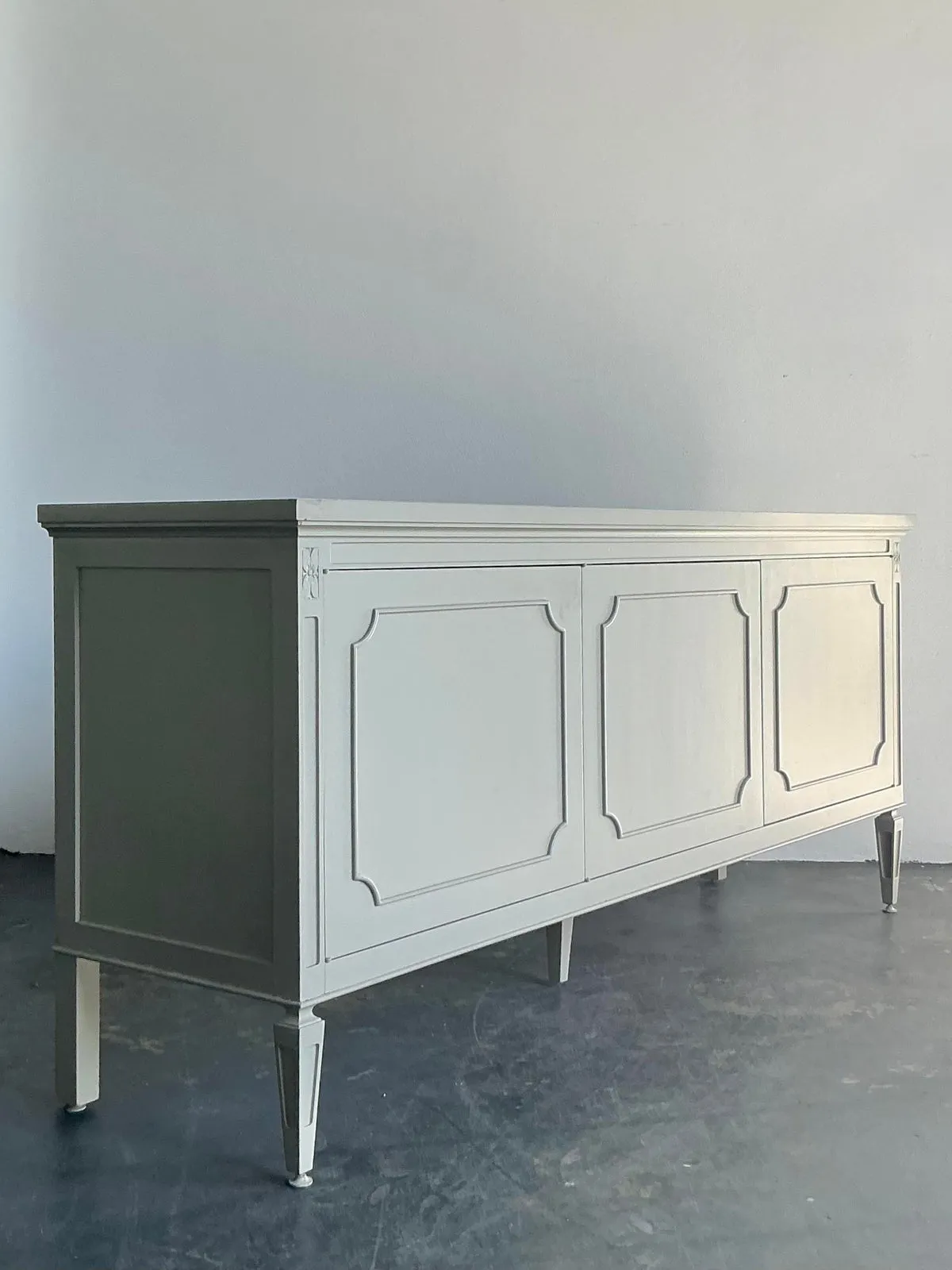 Vintage Regency Notched Millwork Marble Top Credenza — additional photo 4