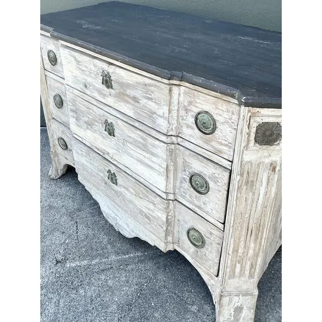 Vintage Patinated Gustavian Serpentine Chest of Drawers — additional photo 4