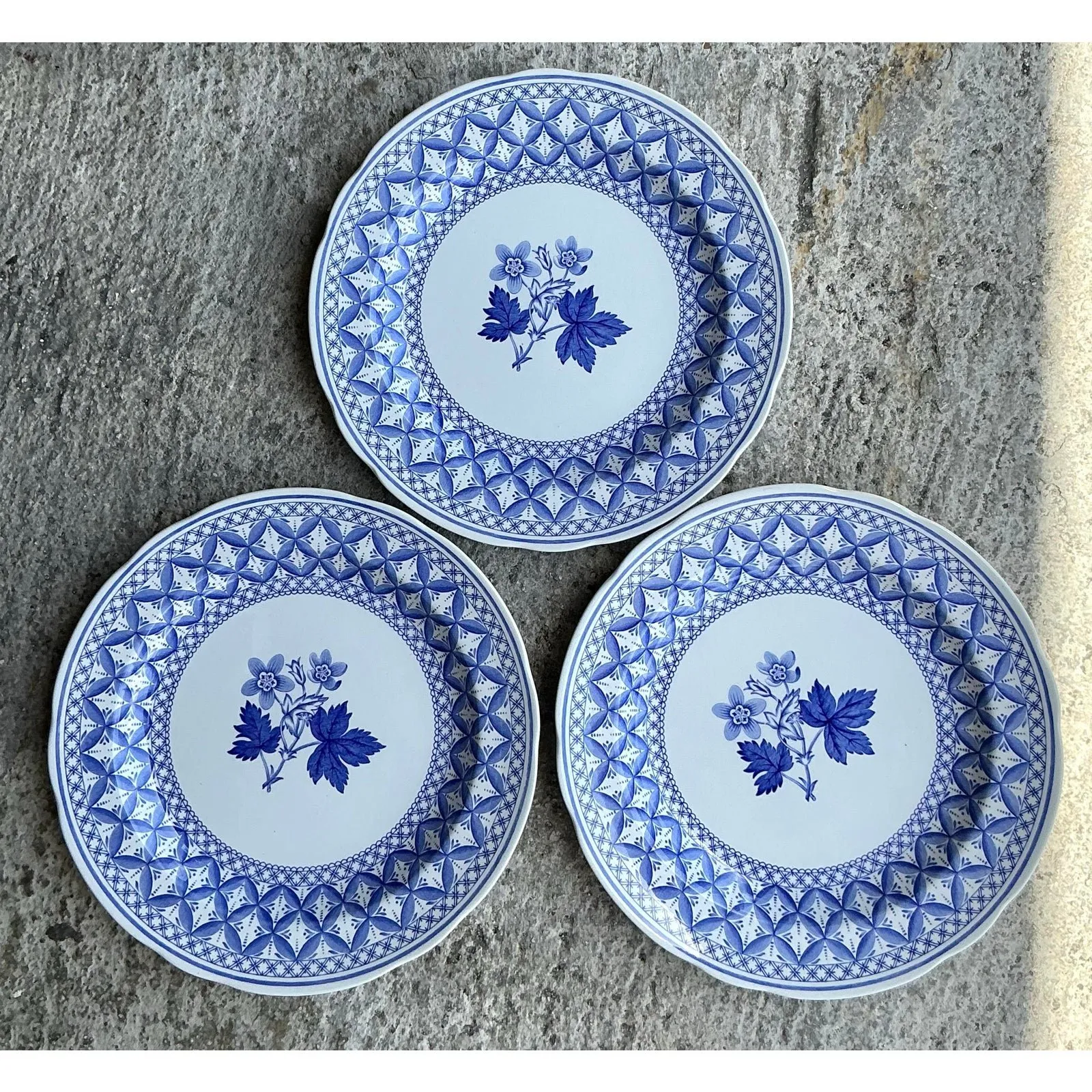 Vintage English Blue Geranium Ceramic Plates - Set of 3 — additional photo 3