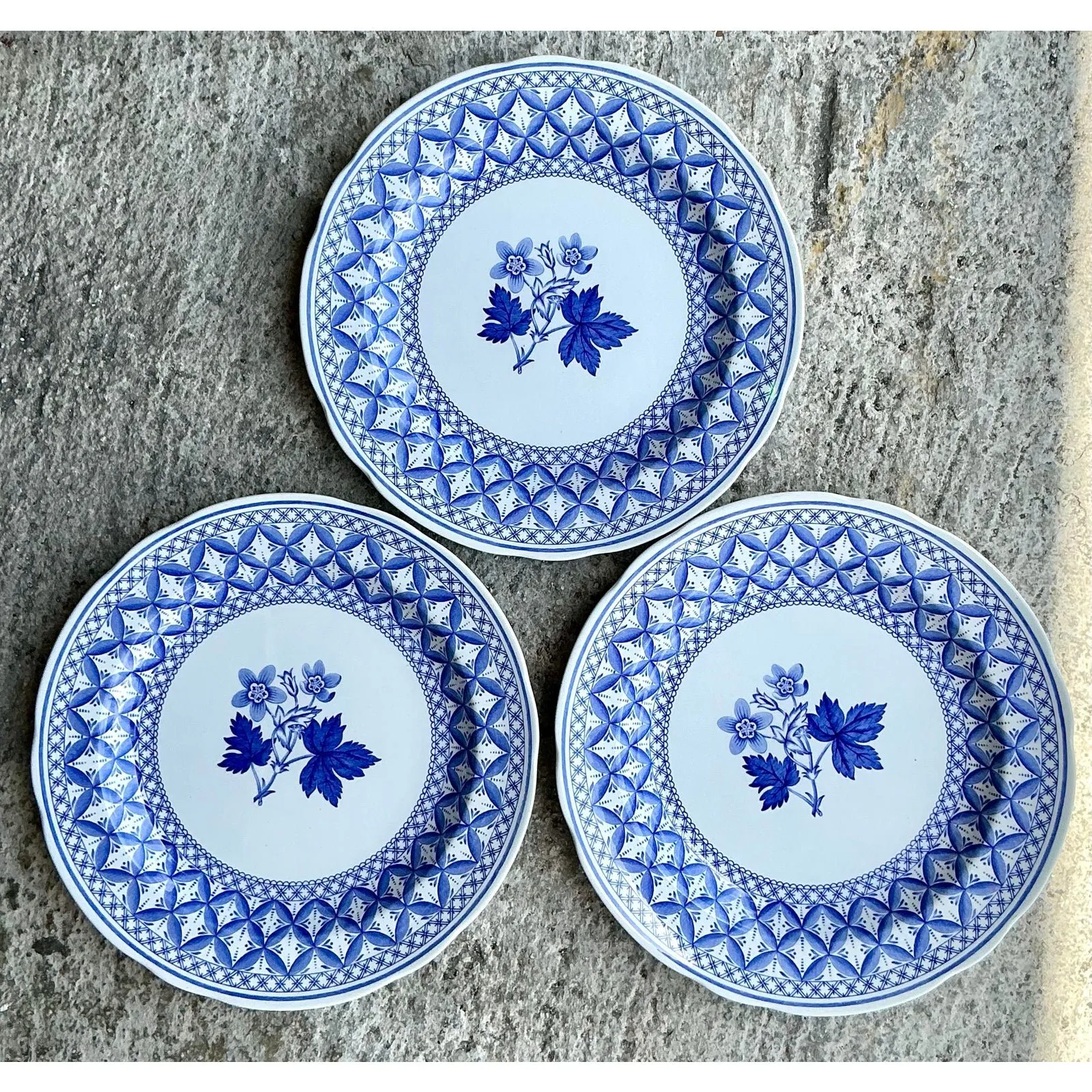 Vintage English Blue Geranium Ceramic Plates - Set of 3 — additional photo 4