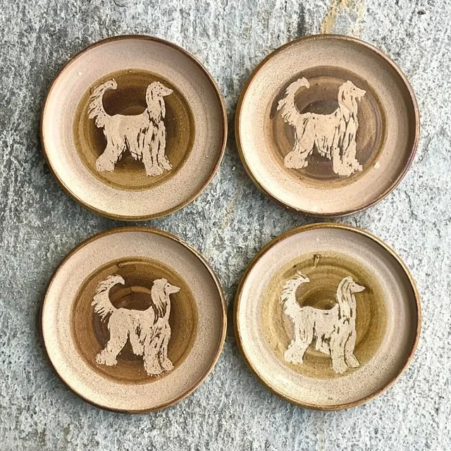 Vintage Boho Signed Studio Pottery Plates With Afghan Dogs - Set of 4 — additional photo 2