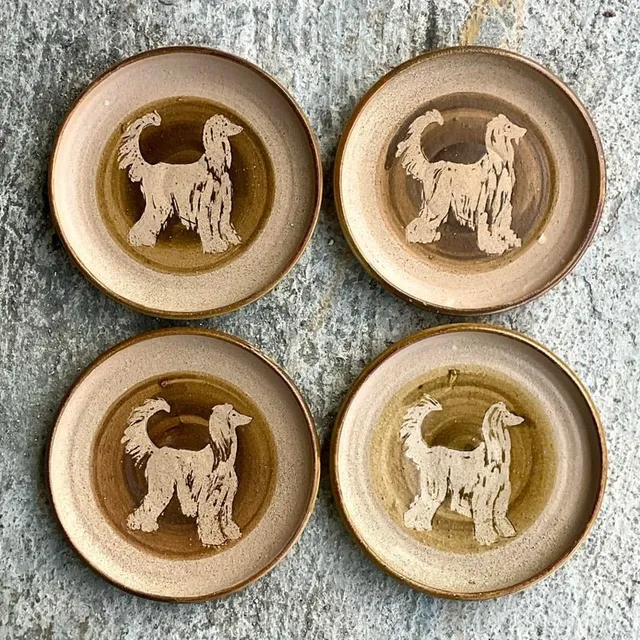 Vintage Boho Signed Studio Pottery Plates With Afghan Dogs - Set of 4 — additional photo 4