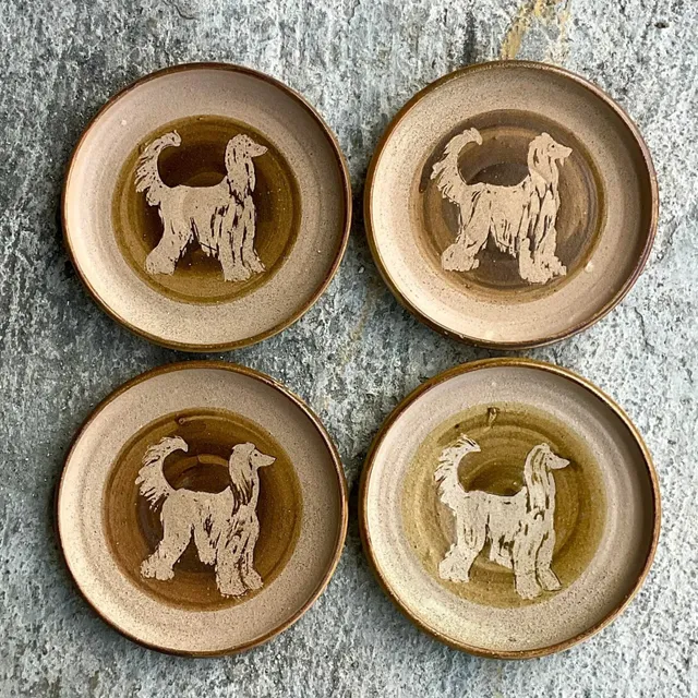 Vintage Boho Signed Studio Pottery Plates With Afghan Dogs - Set of 4 — additional photo 7