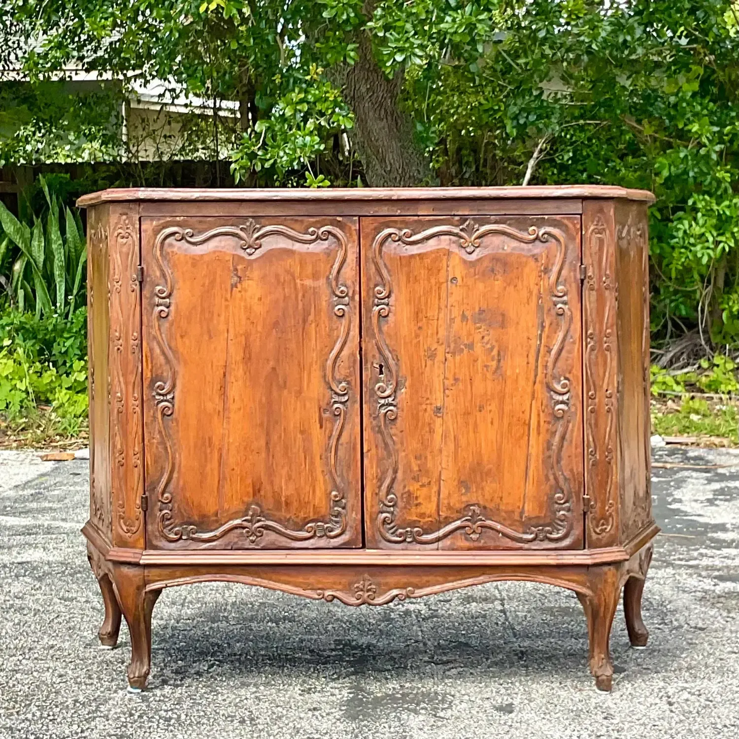 Early 20th Century Vintage Italian Carved Console Cabinet — additional photo 2