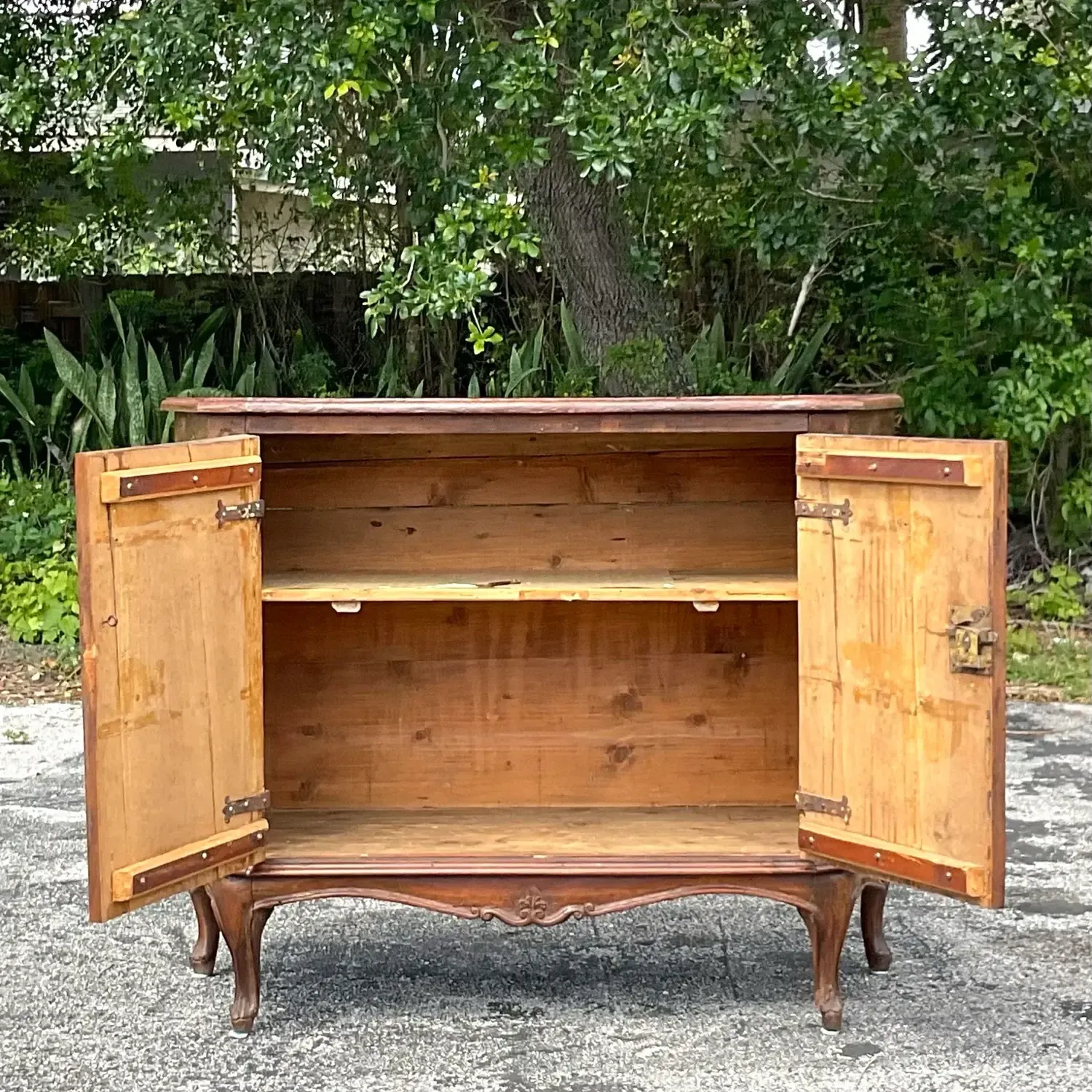 Early 20th Century Vintage Italian Carved Console Cabinet — additional photo 5