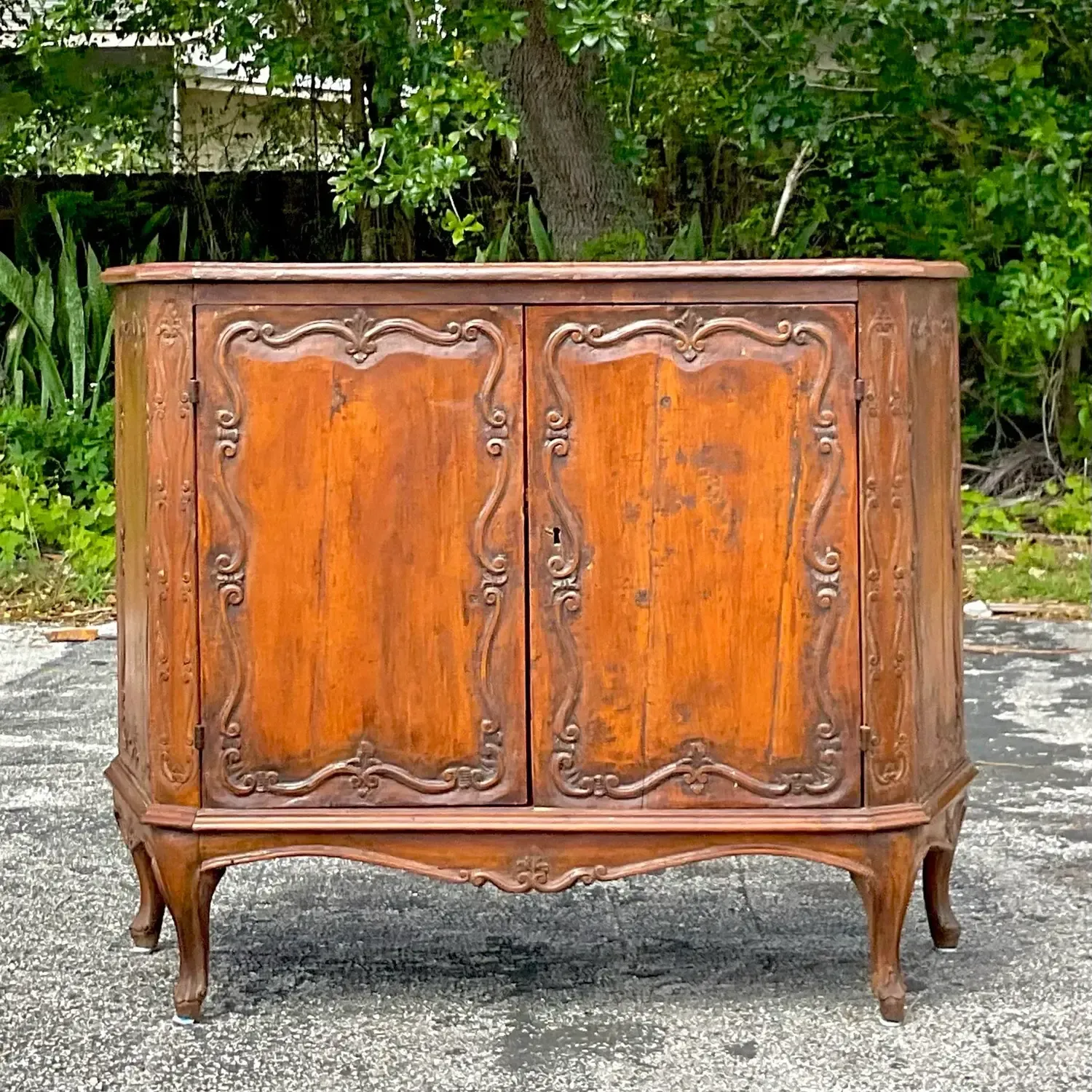 Early 20th Century Vintage Italian Carved Console Cabinet — additional photo 7