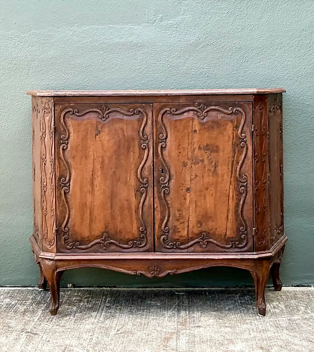 Early 20th Century Vintage Italian Carved Console Cabinet — additional photo 8