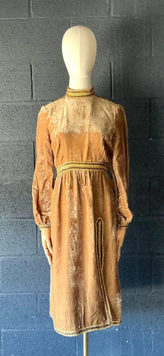 Vintage 1960s Oscar de la Renta Velvet Golden Bishop Sleeve Dress — additional photo 7