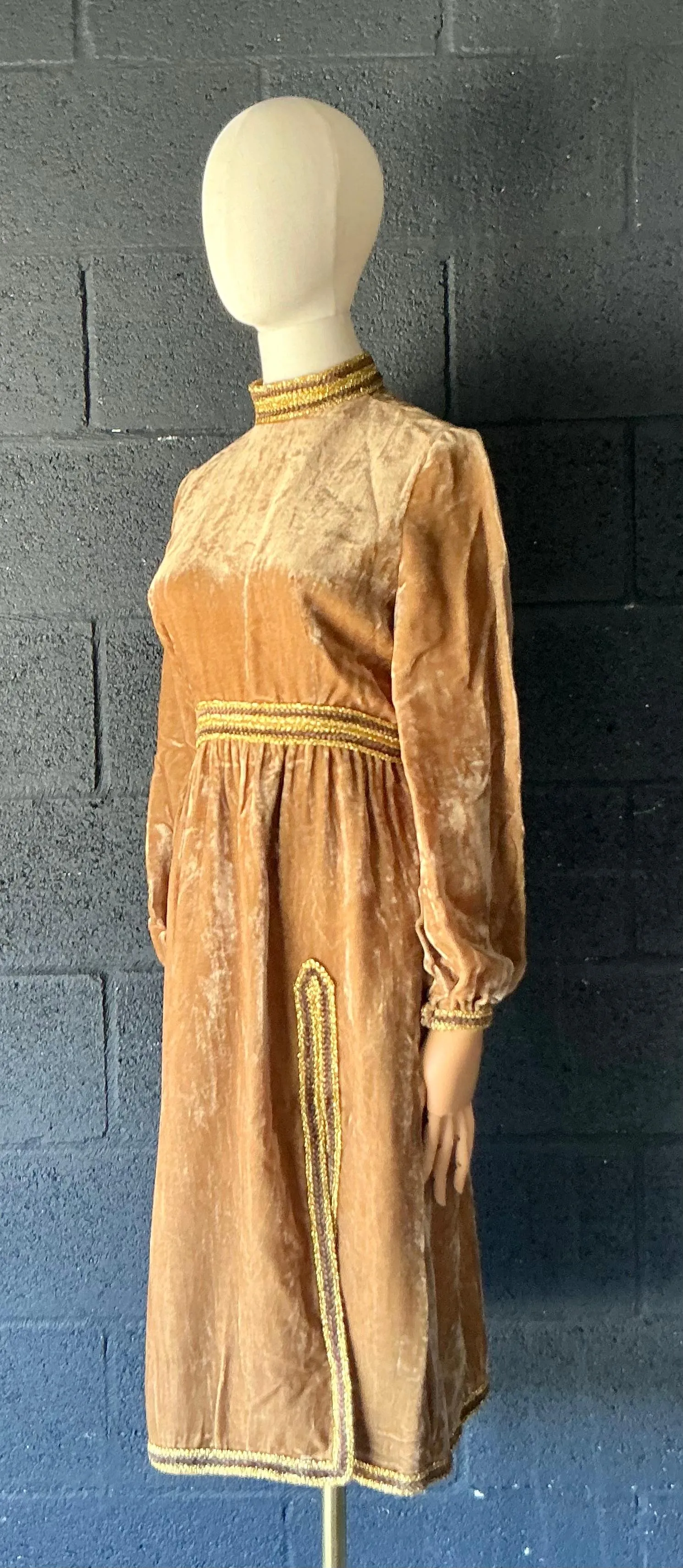 Vintage 1960s Oscar de la Renta Velvet Golden Bishop Sleeve Dress — additional photo 8