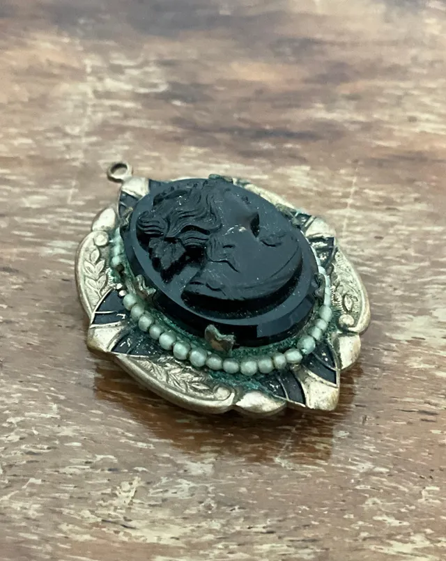 Vintage Art Deco Black Cameo Locket Pendant — additional photo 4