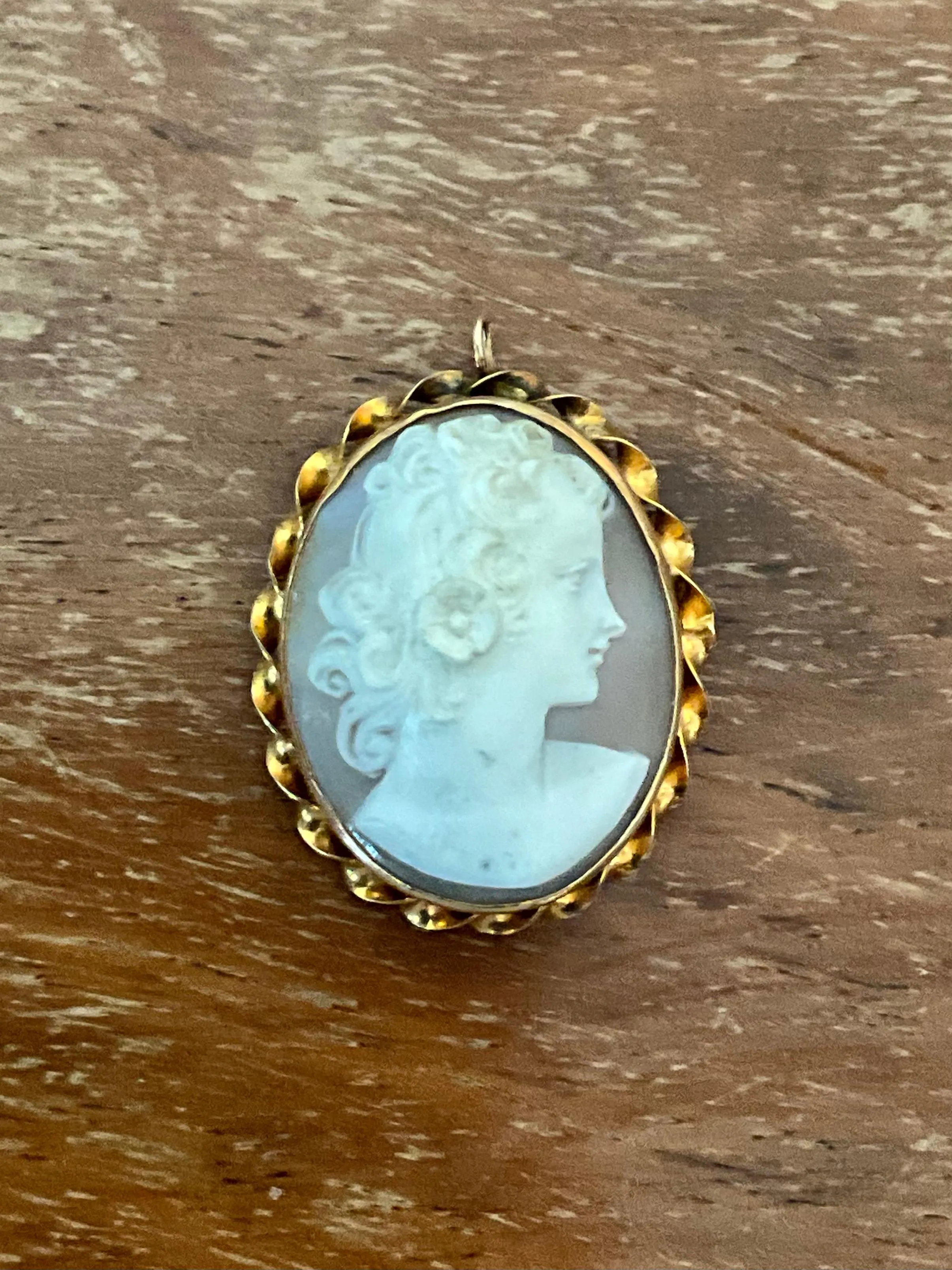 Vintage Victorian Cameo Pendant — additional photo 3
