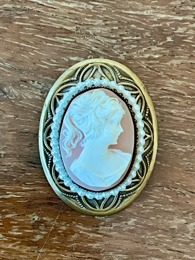 Vintage Gold Tone Cameo Pendant Brooch with Faux Pearl Border — additional photo 1
