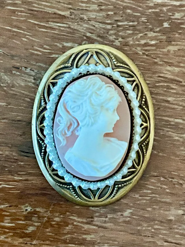 Vintage Gold Tone Cameo Pendant Brooch with Faux Pearl Border — additional photo 2