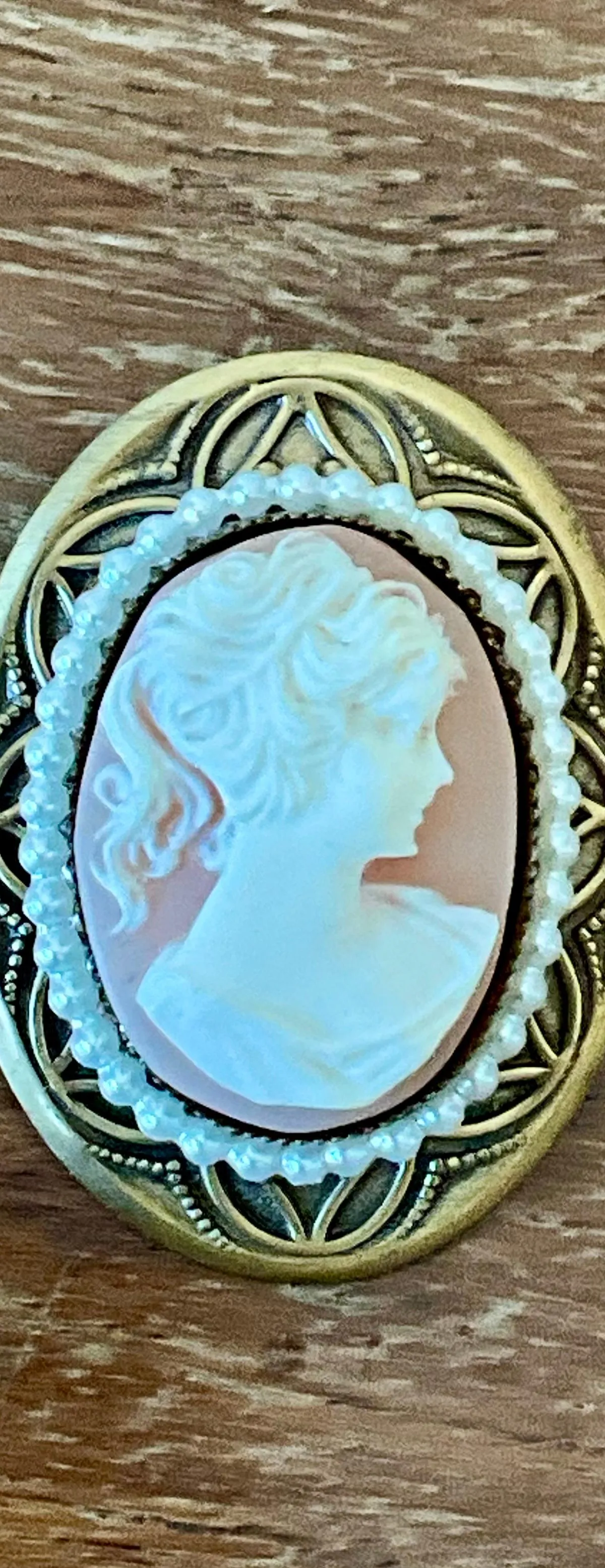 Vintage Gold Tone Cameo Pendant Brooch with Faux Pearl Border — additional photo 3