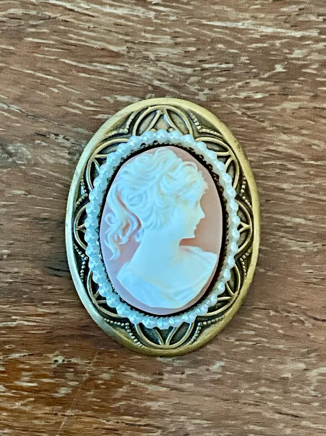 Vintage Gold Tone Cameo Pendant Brooch with Faux Pearl Border — additional photo 3