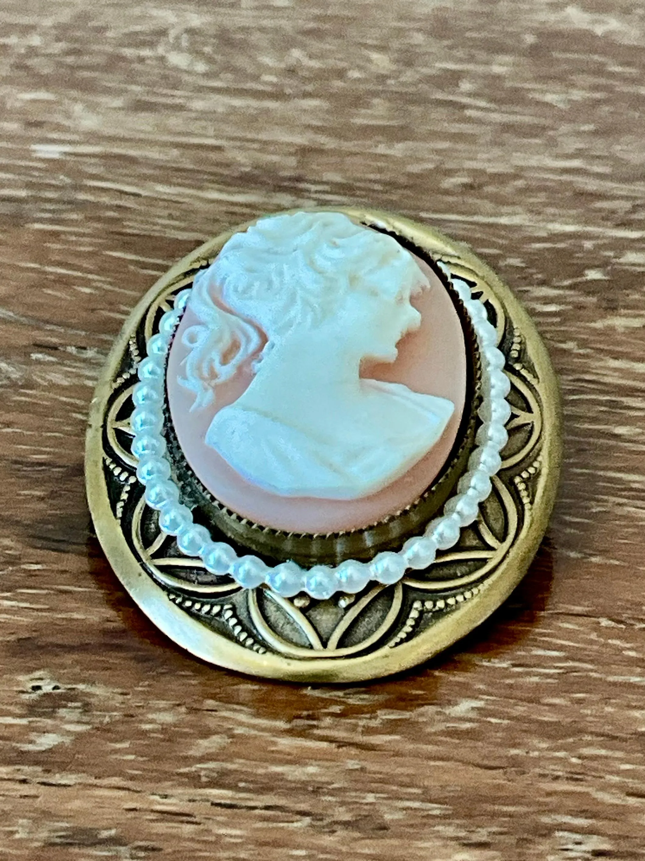 Vintage Gold Tone Cameo Pendant Brooch with Faux Pearl Border — additional photo 4