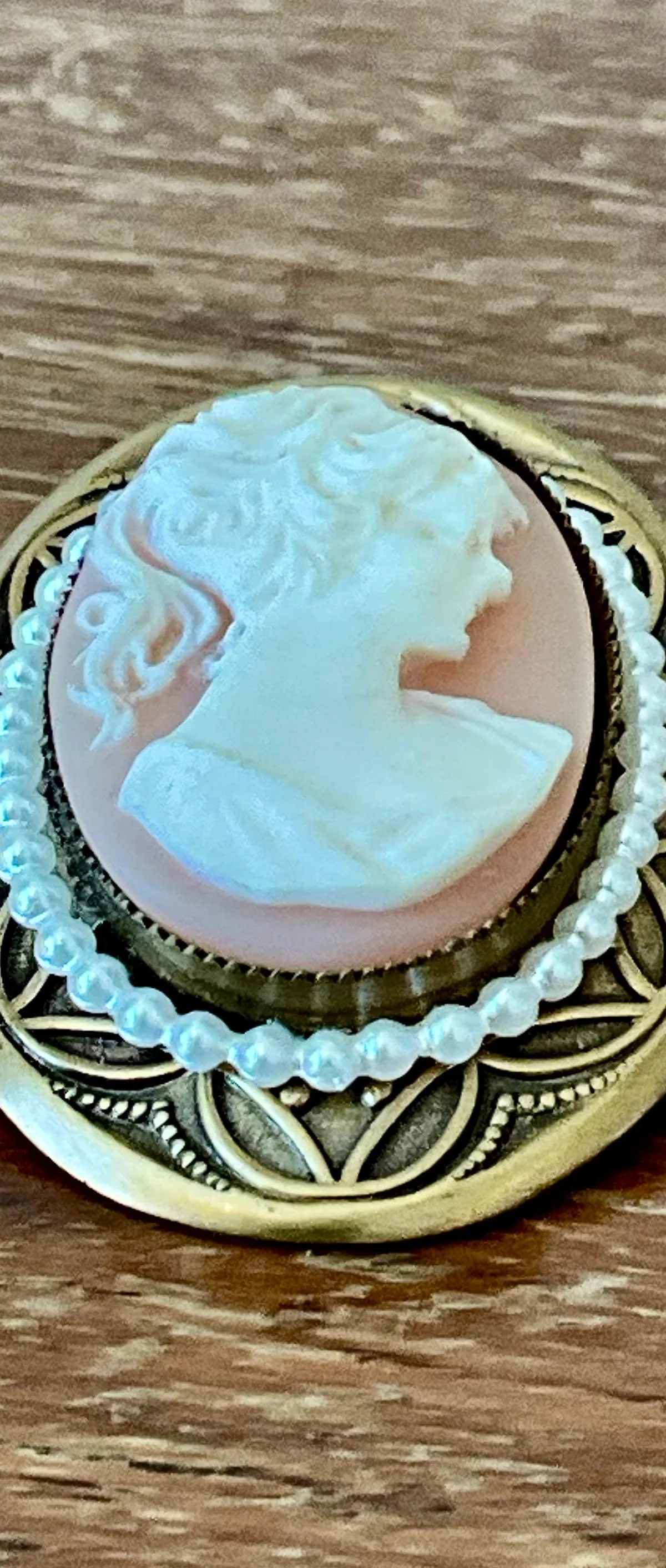 Vintage Gold Tone Cameo Pendant Brooch with Faux Pearl Border — additional photo 4