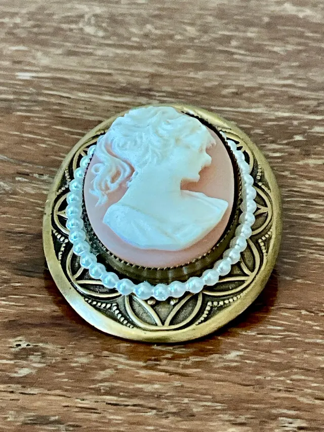 Vintage Gold Tone Cameo Pendant Brooch with Faux Pearl Border — additional photo 4