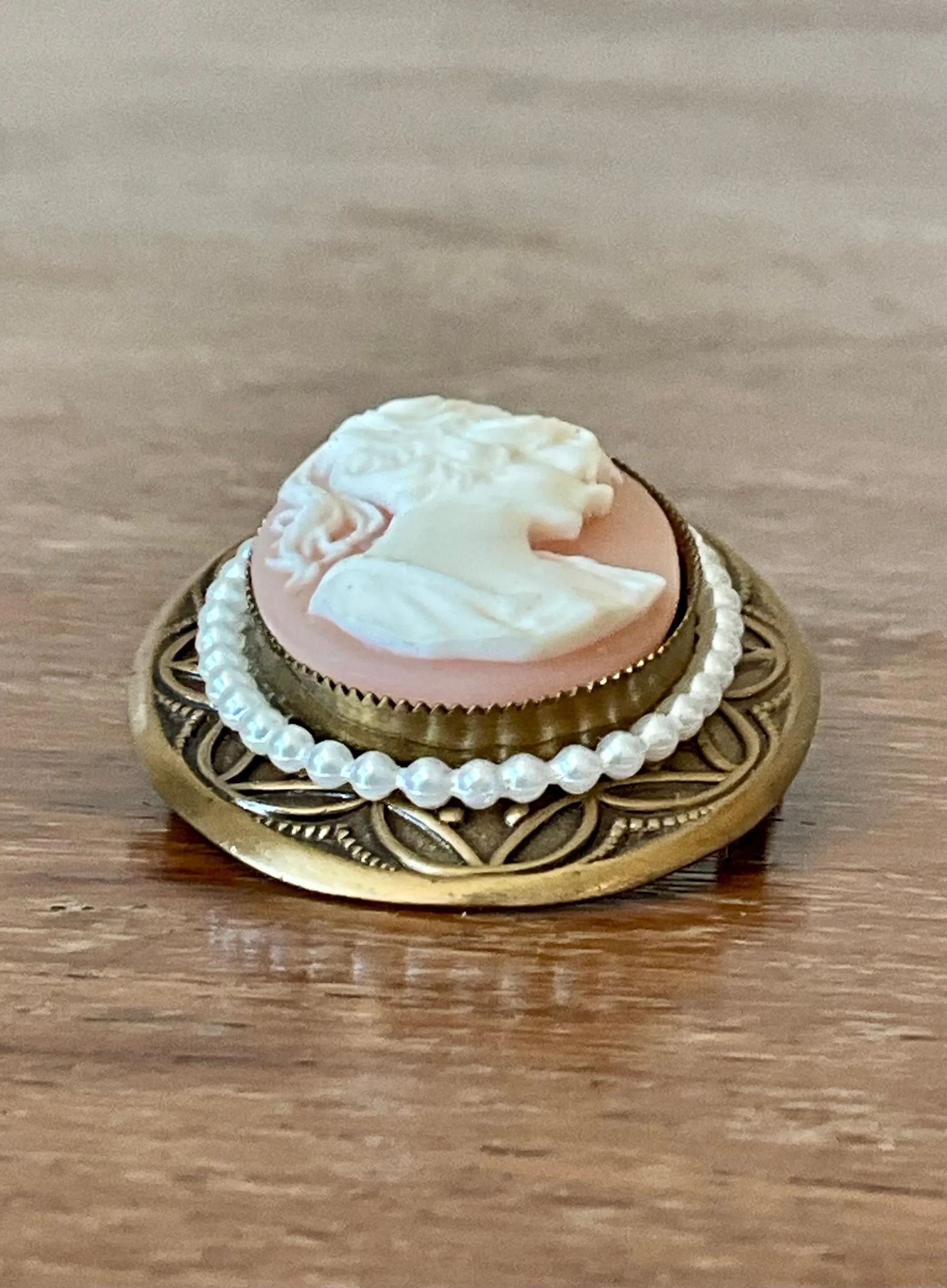 Vintage Gold Tone Cameo Pendant Brooch with Faux Pearl Border — additional photo 5