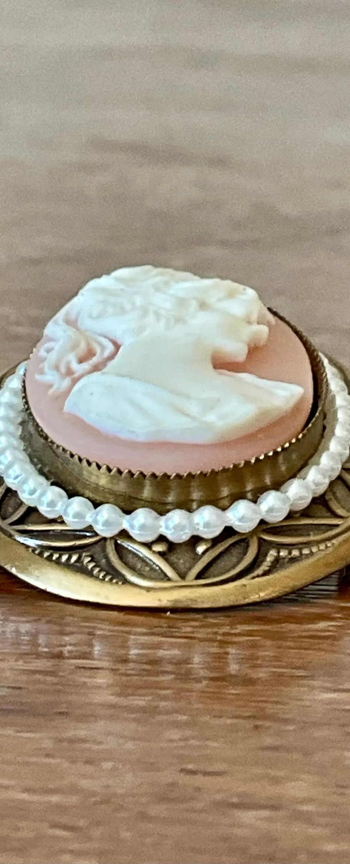 Vintage Gold Tone Cameo Pendant Brooch with Faux Pearl Border — additional photo 5