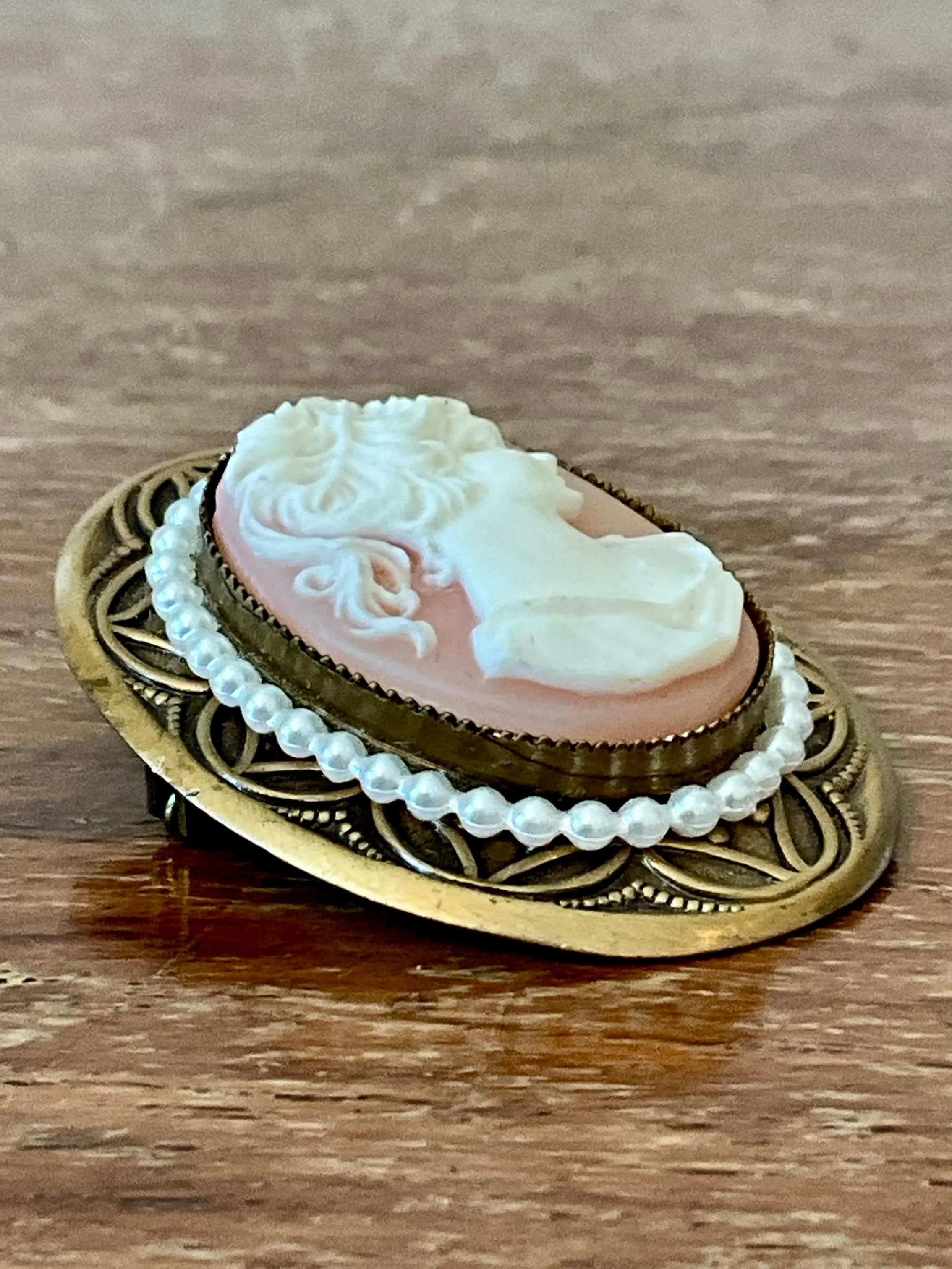 Vintage Gold Tone Cameo Pendant Brooch with Faux Pearl Border — additional photo 6