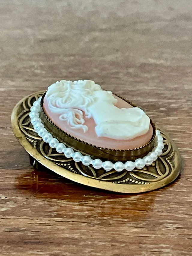 Vintage Gold Tone Cameo Pendant Brooch with Faux Pearl Border — additional photo 6