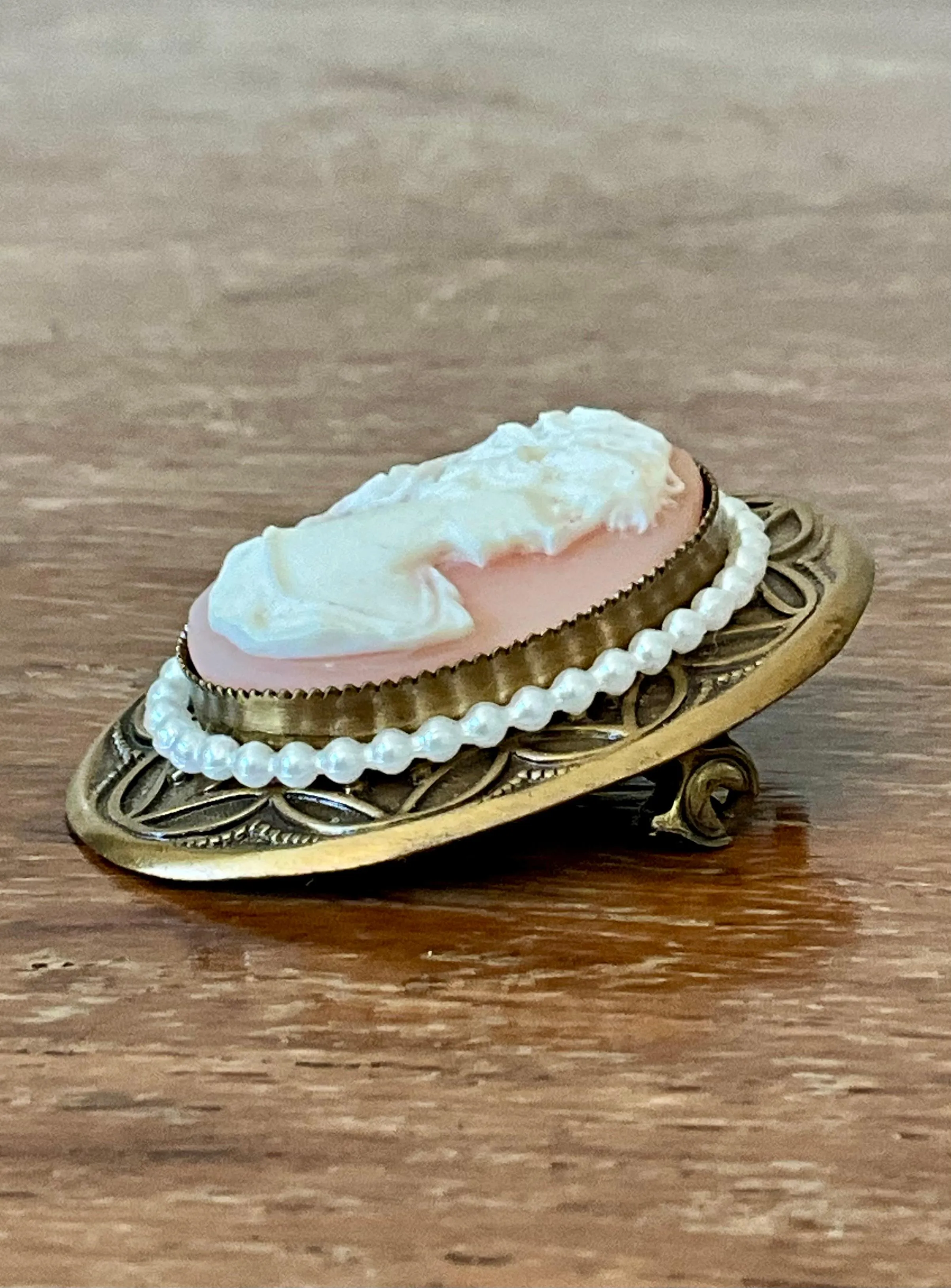 Vintage Gold Tone Cameo Pendant Brooch with Faux Pearl Border — additional photo 7