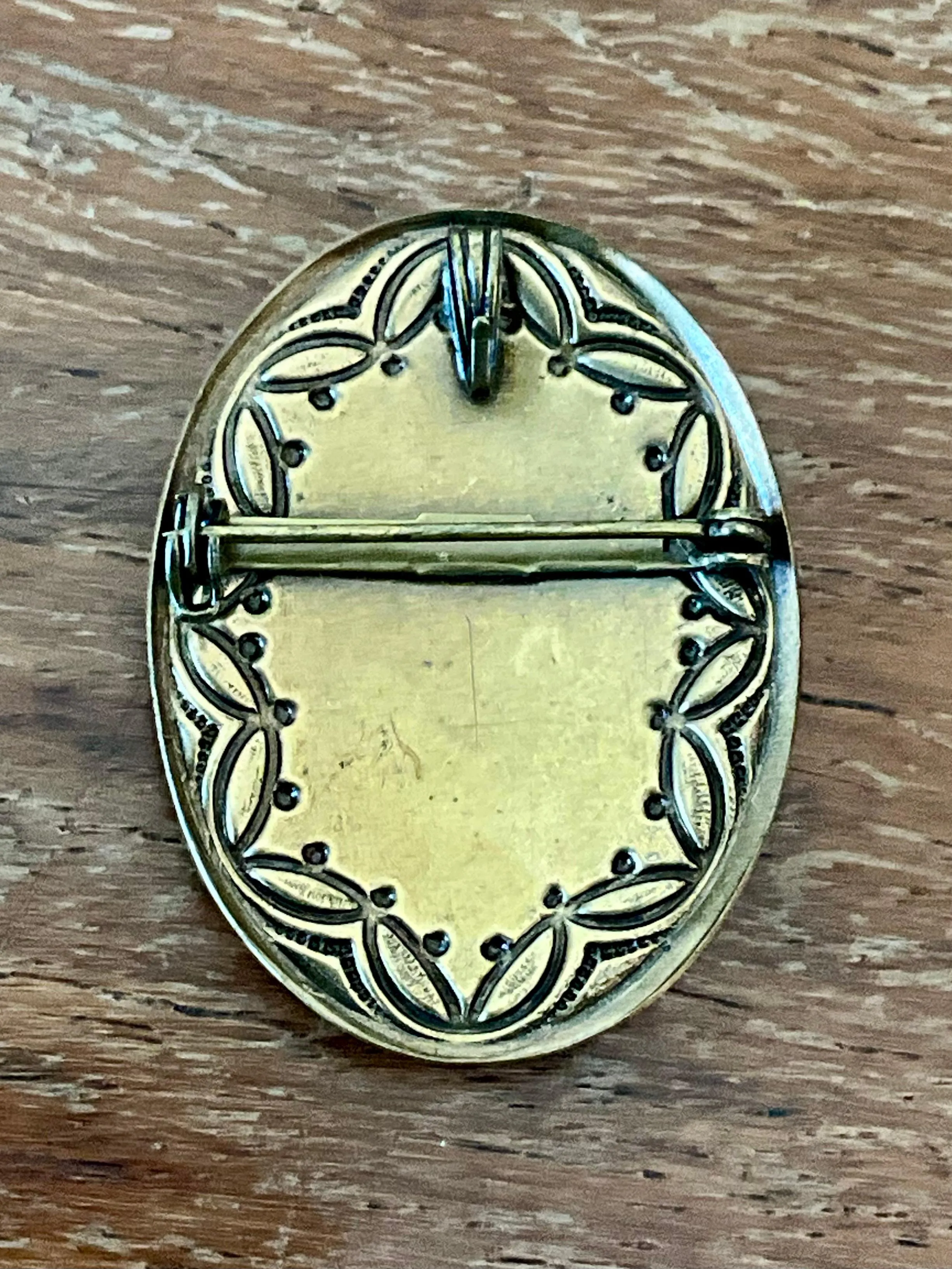 Vintage Gold Tone Cameo Pendant Brooch with Faux Pearl Border — additional photo 8