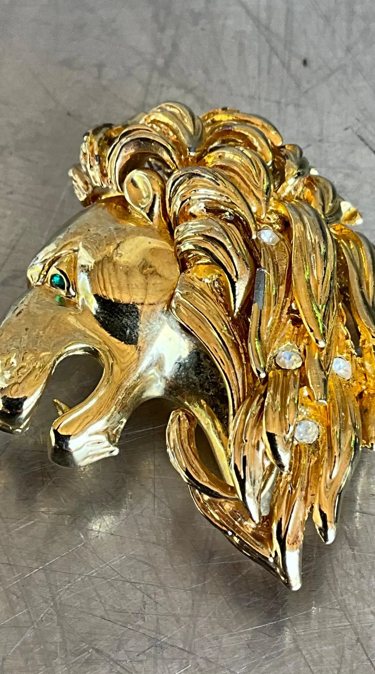 Vintage Lion's Head Gold Tone Brooch with Rhinestone Eye — additional photo 2