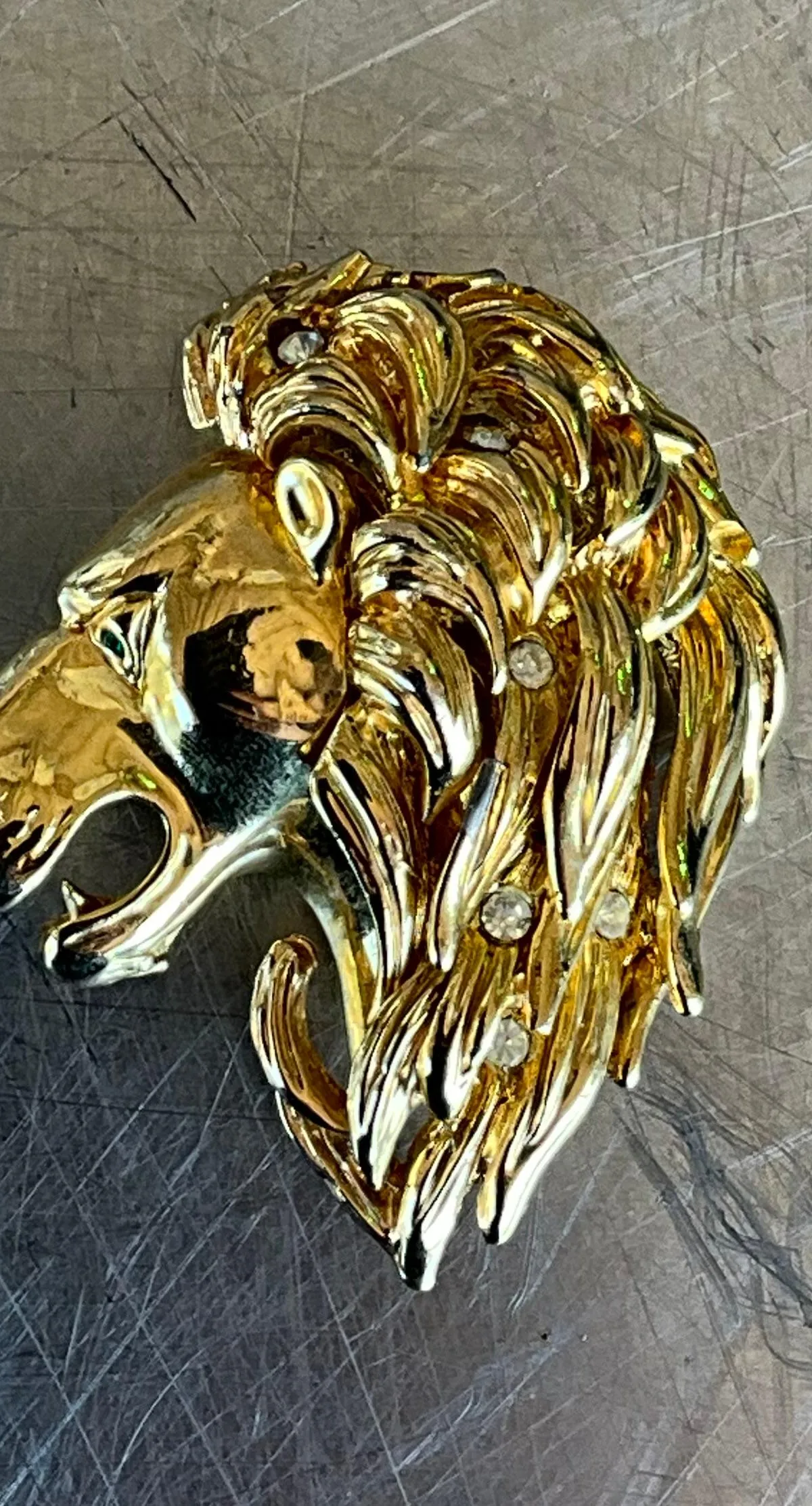 Vintage Lion's Head Gold Tone Brooch with Rhinestone Eye — additional photo 4