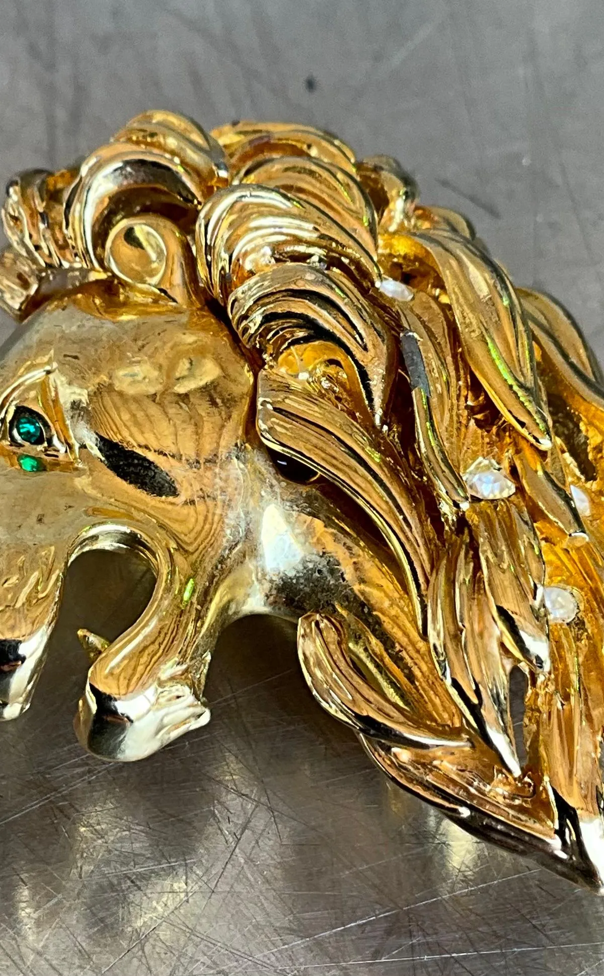 Vintage Lion's Head Gold Tone Brooch with Rhinestone Eye — additional photo 6