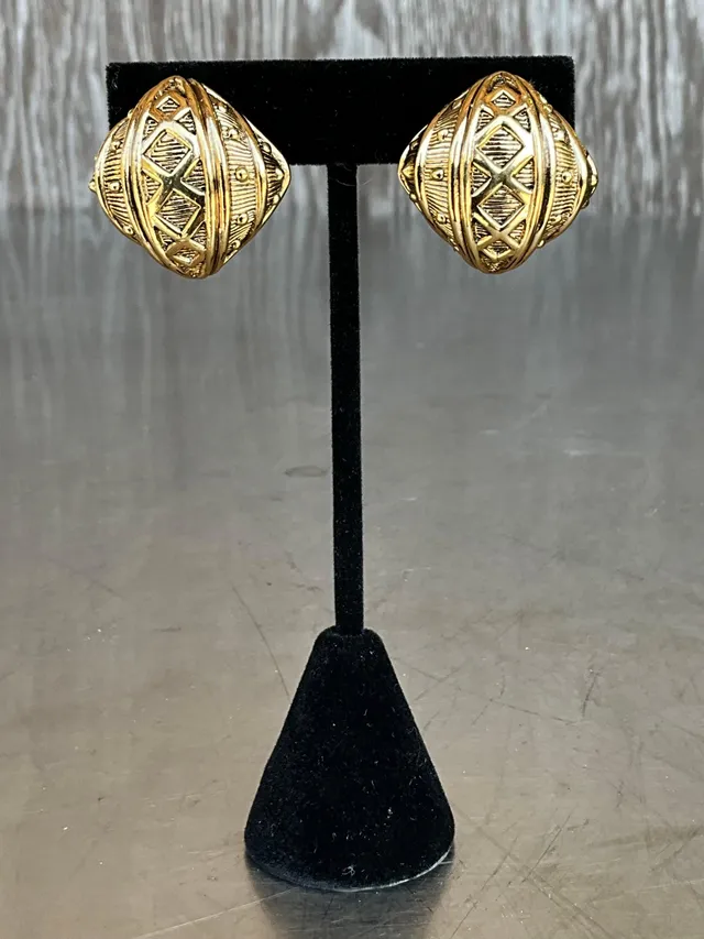Vintage Ciner Gold Tone Clip on Earrings — additional photo 1