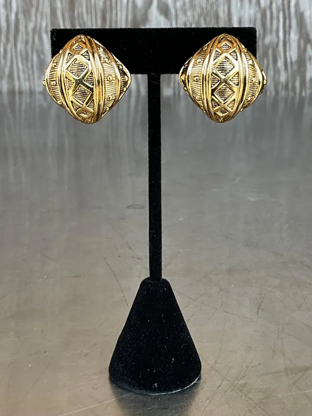 Vintage Ciner Gold Tone Clip on Earrings — additional photo 2