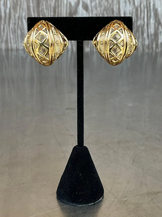 Vintage Ciner Gold Tone Clip on Earrings — additional photo 3