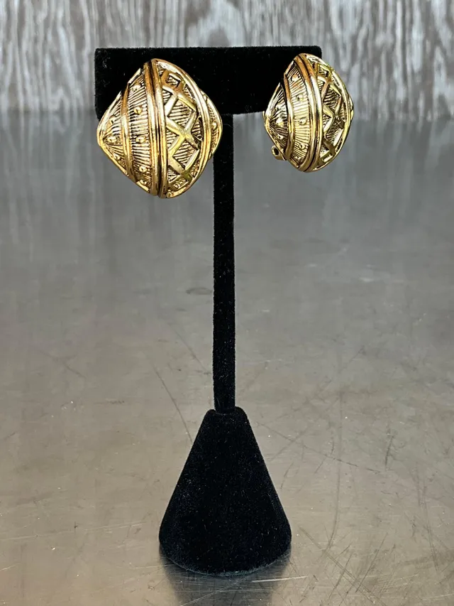 Vintage Ciner Gold Tone Clip on Earrings — additional photo 4
