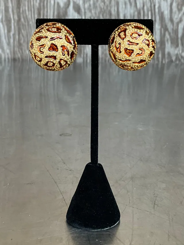 Vintage Ciner Leopard Enamel Clip on Earrings — additional photo 2