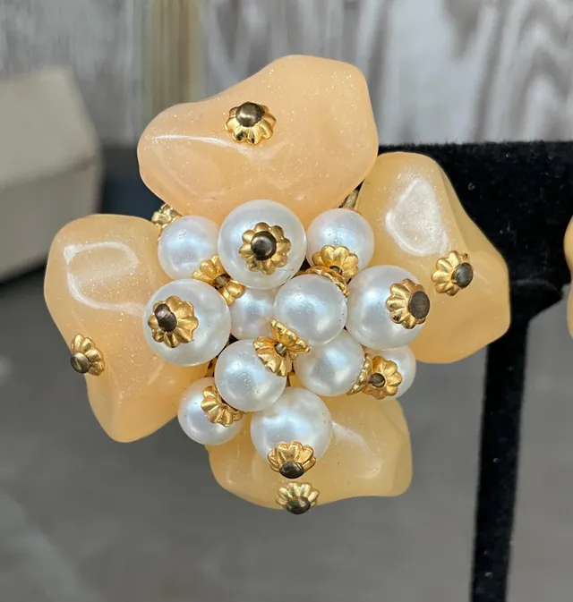 Vintage Floral Lucite Pearl Clip on Earrings — additional photo 6